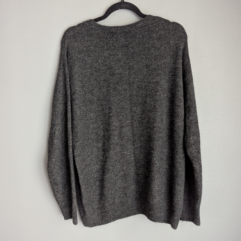 Label of graded goods gray crewneck sweater Christmas theme size large 24x34x28 - Picture 4 of 4